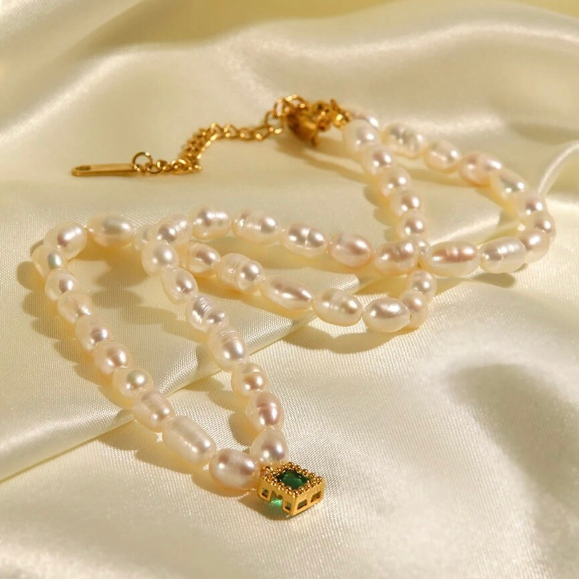 Pearl Necklace Emerald Detail￼