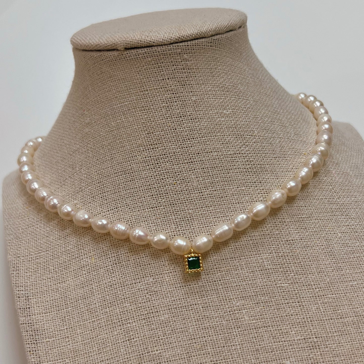 Pearl Necklace Emerald Detail￼