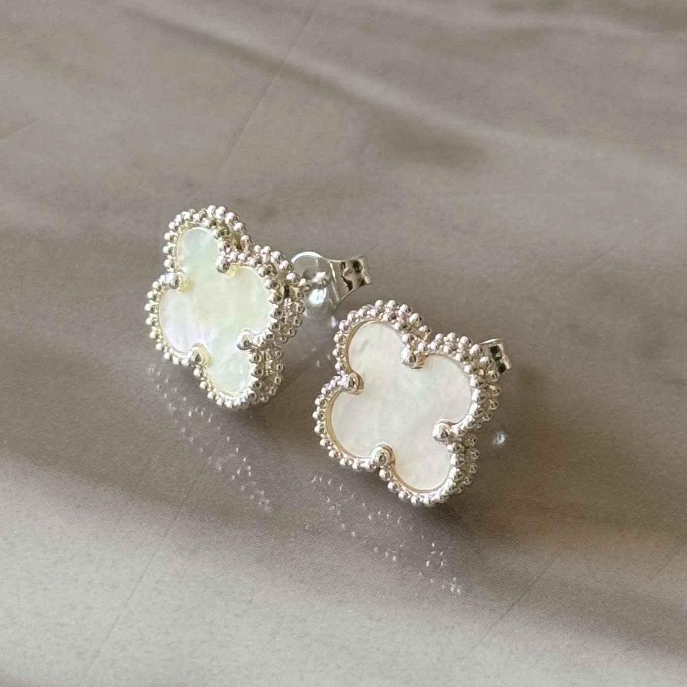 VCA Clover Earrings Silver White