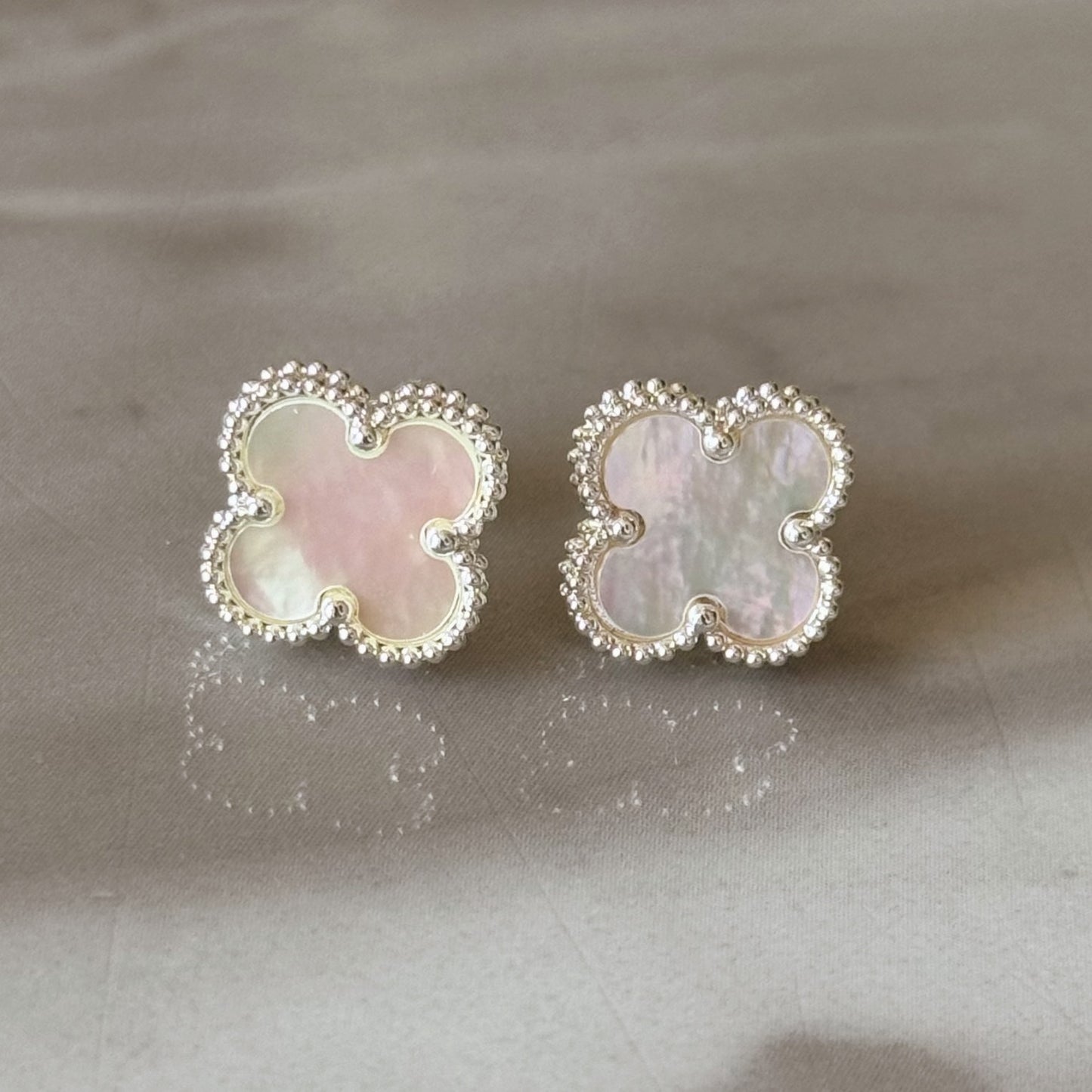 VCA Clover Earrings Silver White