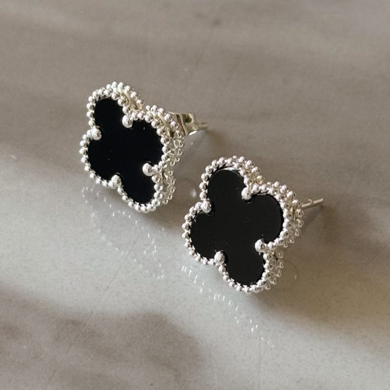 VCA Clover Earrings Black Silver