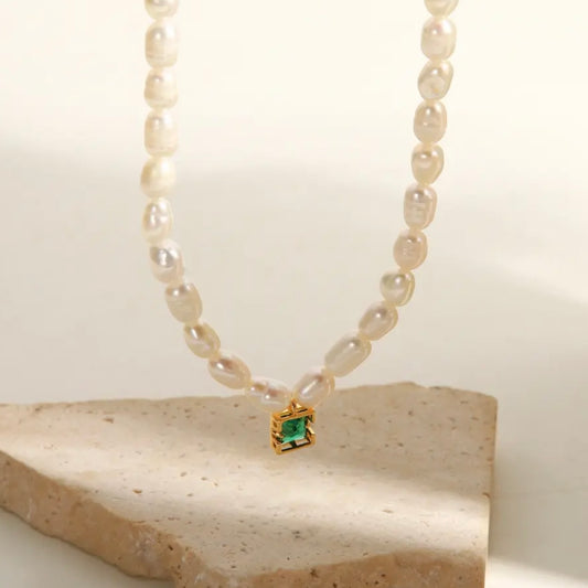 Pearl Necklace Emerald Detail￼